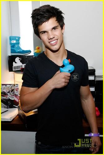 taylor-lautner-recent.jpg